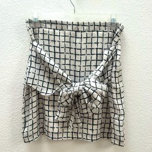 TOBI white and black tie front skirt, size medium